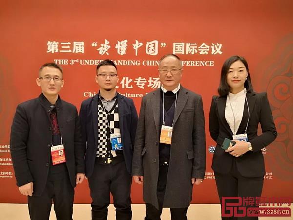 魯班木藝董事長李愛金（右二）、總經(jīng)理李景春（左二）、營銷總監(jiān)方利剛（左一）、董事長助理舒玲玲（右一）受邀出席本次會議