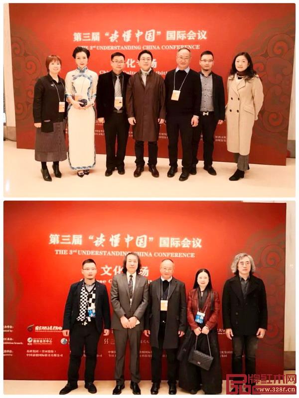 魯班木藝董事長李愛金與參會藝術(shù)家們合影留念