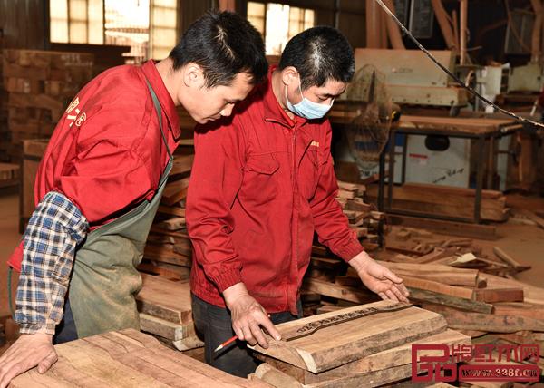 盛世周木匠工匠開(kāi)料中比對(duì)尺寸 盛世周木匠工匠開(kāi)料中比對(duì)尺寸