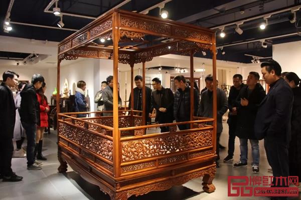 東陽市紅木家具行業(yè)協(xié)會(huì)青年企業(yè)家們參觀古藝福