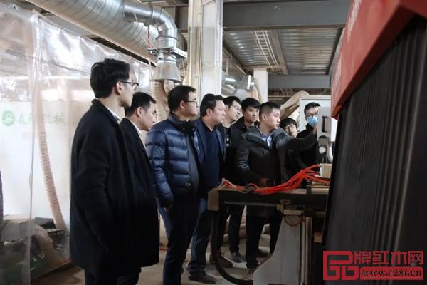 東陽市紅木家具行業(yè)協(xié)會(huì)青年企業(yè)家們近距離了解韋邦紅木的現(xiàn)代化生產(chǎn)設(shè)備