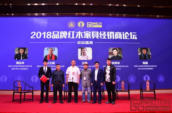 紅木品牌招商會搭建了一個(gè)企業(yè)品牌招商平臺，更好地促進(jìn)廠家與經(jīng)銷商之間的商務(wù)對接，助推紅木家具行業(yè)往品牌化健康發(fā)展