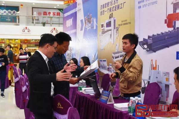 紅木商戶們聚集在木工機械制造企業(yè)的攤位前咨詢 紅木商戶們聚集在木工機械制造企業(yè)的攤位前咨詢