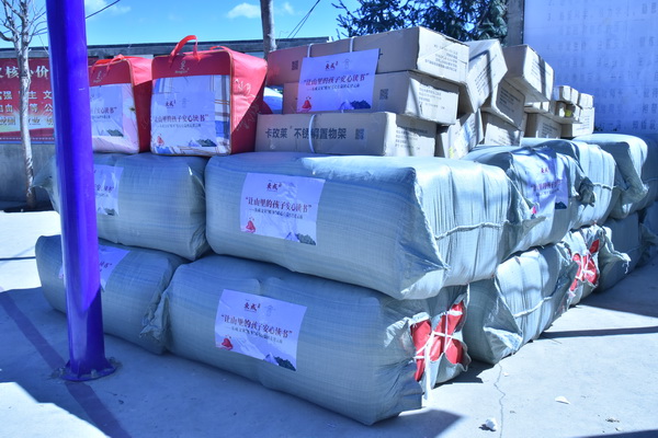   東成文宋“暖冬”愛心公益團為學(xué)校捐贈老師辦公書桌椅、學(xué)生生活用品等