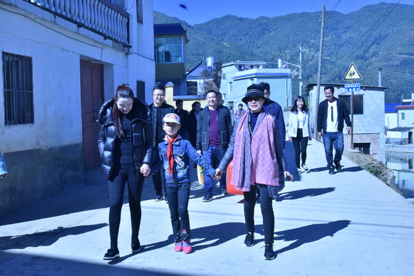  東成文宋“暖冬”愛心公益團為貧困家庭帶去溫暖與關(guān)愛