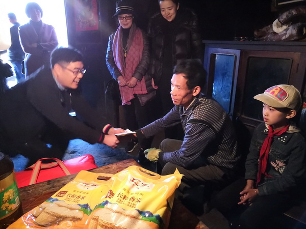  東成文宋“暖冬”愛心公益團為貧困家庭帶去溫暖與關(guān)愛