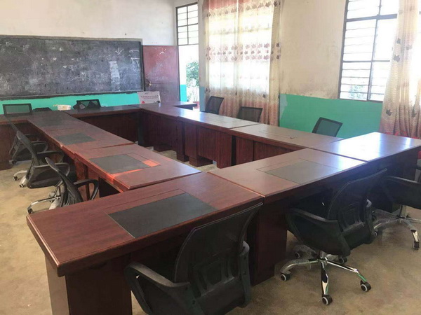   東成文宋“暖冬”愛心公益團為學(xué)校捐贈老師辦公書桌椅、學(xué)生生活用品等