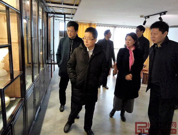 晟寶·檀一創(chuàng)始人叢東云陪同考察并介紹檀一 晟寶·檀一創(chuàng)始人叢東云陪同考察并介紹檀一