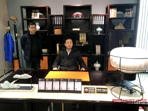 中青旅聯(lián)合董事長盧丹體驗檀一文心書椅 中青旅聯(lián)合董事長盧丹體驗檀一文心書椅