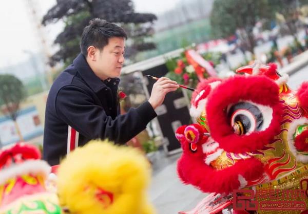  紅邦小鎮(zhèn)董事長劉宇為獅子點睛