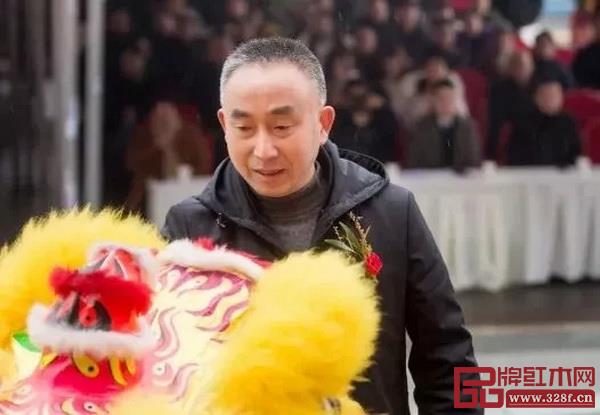  物流園區(qū)主任張成凱為獅子點睛