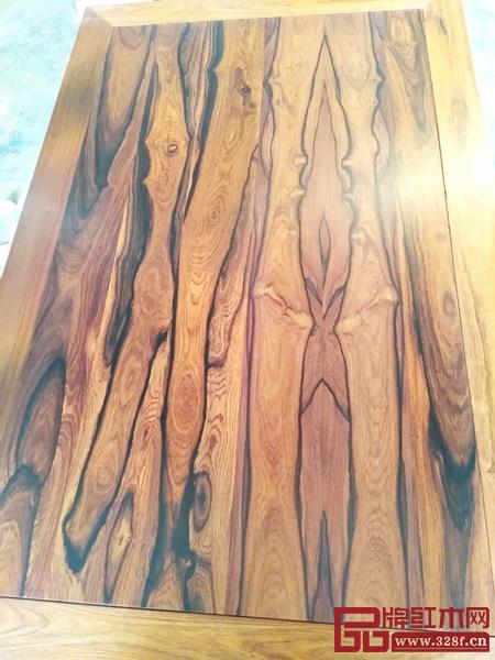 瑰麗的花紋,海檀紅木選材拼板獨樹一幟 瑰麗的花紋,海檀紅木選材拼板獨樹一幟