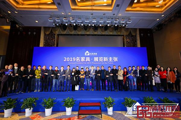 與會(huì)領(lǐng)導(dǎo)嘉賓在發(fā)布會(huì)現(xiàn)場(chǎng)合影留念 與會(huì)領(lǐng)導(dǎo)嘉賓在發(fā)布會(huì)現(xiàn)場(chǎng)合影留念