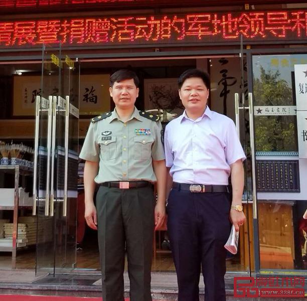 中國書法家協(xié)會(huì)理事丘仕坤(左)與偉明軒紅木董事長張石乃(右)合影留念 中國書法家協(xié)會(huì)理事丘仕坤(左)與偉明軒紅木董事長張石乃(右)合影留念