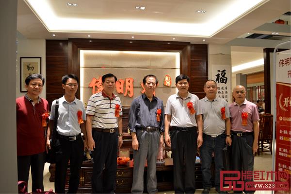 中國書法家協(xié)會(huì)理事丘仕坤(右三)出席偉明軒紅木五華店開業(yè)儀式 中國書法家協(xié)會(huì)理事丘仕坤(右三)出席偉明軒紅木五華店開業(yè)儀式