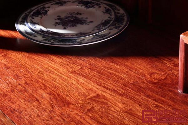 燈光、配飾與木中君子——緬甸花梨完美契合，紫福堂用心創(chuàng)造完美