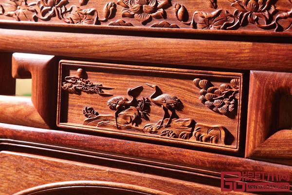 紅木家具上的丹頂鶴雕刻裝飾（國壽紅木供圖）