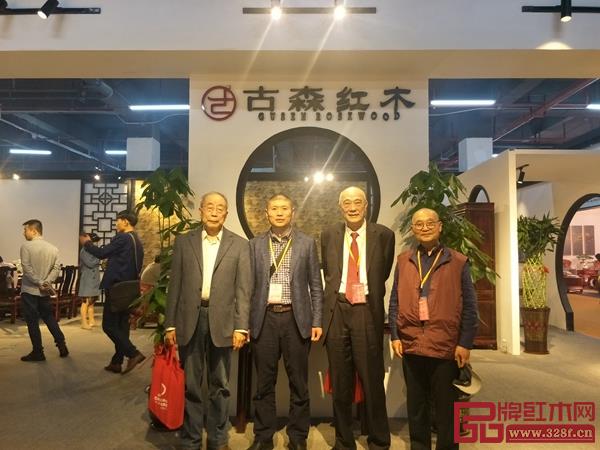 中國紅木家具技術專家曹新民（左一）,上海市家具研究所副所長許美琪(右二）,中國高等教育家具設計專業(yè)創(chuàng)始人胡景初（右一）與古森紅木董事長吳飛陽（左二）合影