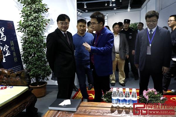 龍珍閣紅木 第十三屆東博會(huì)上,龍珍閣總經(jīng)理陸勛(左三)向金華市人民政府副市長(zhǎng)、東陽(yáng)市市委書(shū)記黃敏(左一)介紹《鴛鴦寶座沙發(fā)》 龍珍閣紅木 第十三屆東博會(huì)上,龍珍閣總經(jīng)理陸勛(左三)向金華市人民政府副市長(zhǎng)、東陽(yáng)市市委書(shū)記黃敏(左一)介紹《鴛鴦寶座沙發(fā)》