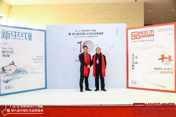 故宮博物院研究員周京南與國(guó)壽紅木副董事長(zhǎng)陳淦凡在盛典現(xiàn)場(chǎng)合影留念