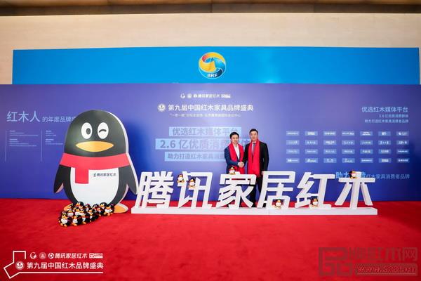 全聯(lián)藝術(shù)紅木家具專業(yè)委員會(huì)執(zhí)行會(huì)長(zhǎng)、騰訊家居紅木頻道總編、弘木傳媒CEO林偉華與與國(guó)壽紅木副董事長(zhǎng)陳淦凡在盛典現(xiàn)場(chǎng)合影留念
