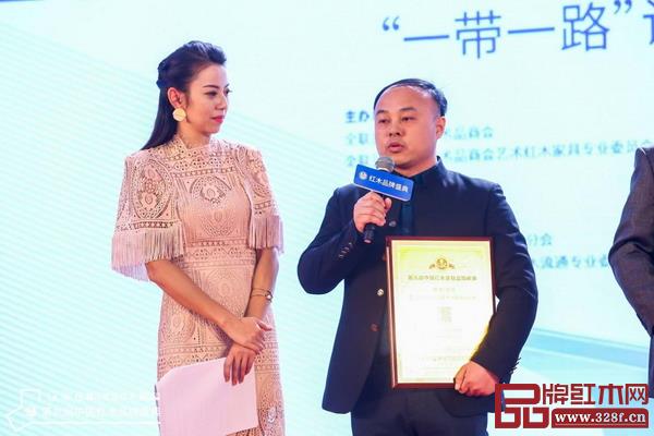 東成紅木董事長助理李國進(jìn)現(xiàn)場接受著名廣東電視臺主持人央金采訪，并向嘉賓們傳遞東成“文宋”的品牌文化