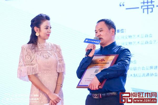 雅典紅木董事長(zhǎng)包海深接受廣東電視臺(tái)主持人央金的采訪 雅典紅木董事長(zhǎng)包海深接受廣東電視臺(tái)主持人央金的采訪