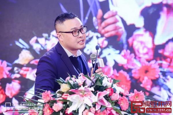 海強(qiáng)紅木營銷總監(jiān)王可真在盛典現(xiàn)場對東方之信進(jìn)行發(fā)布 海強(qiáng)紅木營銷總監(jiān)王可真在盛典現(xiàn)場對東方之信進(jìn)行發(fā)布