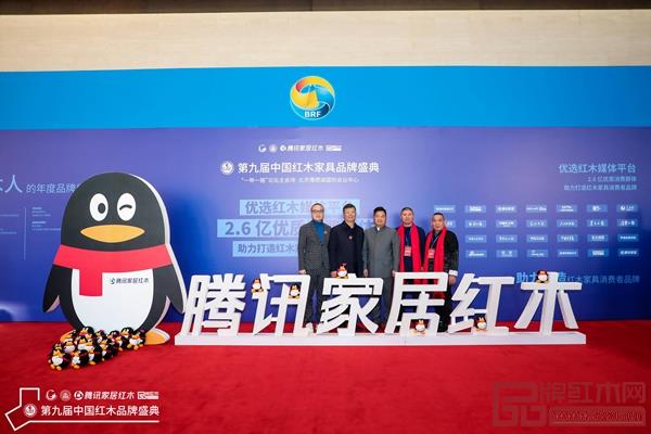 古森紅木董事長吳飛陽（右二）與東陽市市場監(jiān)督管理局黨委委員、副局長，東陽市木雕紅木產業(yè)管理辦公室專職副主任陸文獻（左二）以及東陽優(yōu)秀企業(yè)代表一同合影