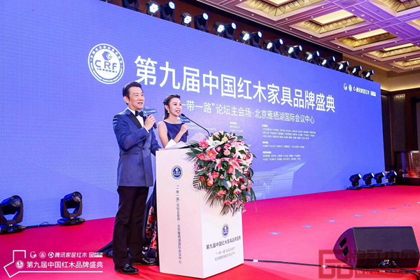 第九屆中國(guó)紅木家具品牌盛典在“一帶一路”論壇主會(huì)場(chǎng)·北京雁棲湖國(guó)際會(huì)議中心舉辦,著名央視主持人趙保樂(lè)、廣東電視臺(tái)主持人央金共同主持盛會(huì) 第九屆中國(guó)紅木家具品牌盛典在“一帶一路”論壇主會(huì)場(chǎng)·北京雁棲湖國(guó)際會(huì)議中心舉辦,著名央視主持人趙保樂(lè)、廣東電視臺(tái)主持人央金共同主持盛會(huì)