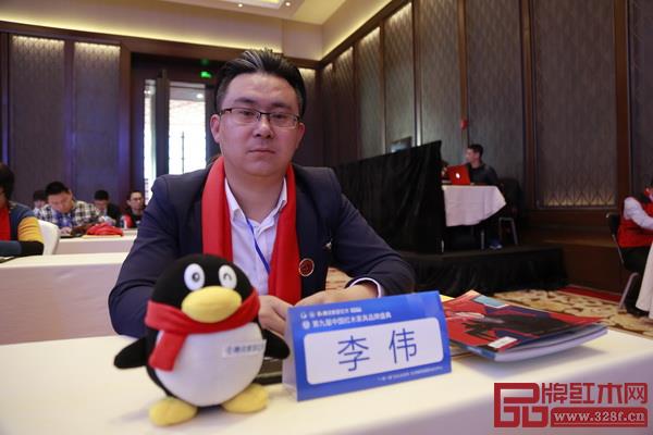 乾瓏堂紅木 營銷經(jīng)理李偉在第九屆中國紅木家具品牌盛典現(xiàn)場 乾瓏堂紅木 營銷經(jīng)理李偉在第九屆中國紅木家具品牌盛典現(xiàn)場