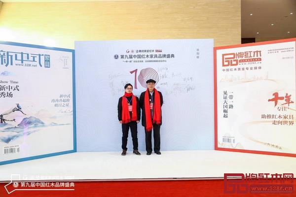 厲凌杰（左一）與中國(guó)明式家具研究所原所長(zhǎng)濮安國(guó)（左八）合影?