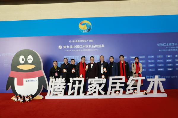 明尊古典董事長(zhǎng)方洪(左三)與央視知名主持人趙保樂(lè)以及眾多東陽(yáng)青年企業(yè)家代表合影 明尊古典董事長(zhǎng)方洪(左三)與央視知名主持人趙保樂(lè)以及眾多東陽(yáng)青年企業(yè)家代表合影