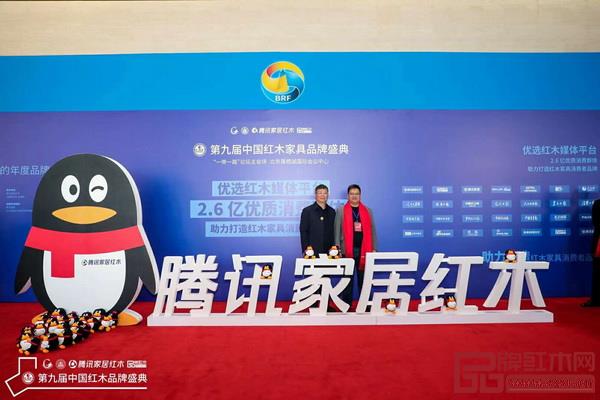 通天紅紅木董事長(zhǎng)金朝陽(yáng)(右)與東陽(yáng)市木雕紅木產(chǎn)業(yè)管理辦公室副主任陸文獻(xiàn)(左)合影留念 通天紅紅木董事長(zhǎng)金朝陽(yáng)(右)與東陽(yáng)市木雕紅木產(chǎn)業(yè)管理辦公室副主任陸文獻(xiàn)(左)合影留念