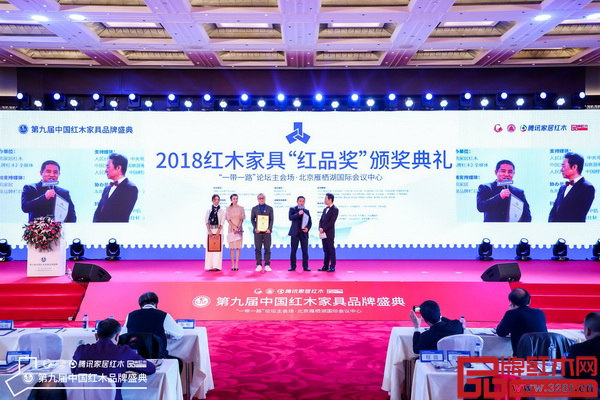 周仲堅(右二)接受中央電視臺著名主持人趙保樂(右一)采訪時表示,2019年老周家居將圍繞“應變”與“能量”兩大方向加強產品研發(fā)、與全國經銷商共贏市場 周仲堅(右二)接受中央電視臺著名主持人趙保樂(右一)采訪時表示,2019年老周家居將圍繞“應變”與“能量”兩大方向加強產品研發(fā)、與全國經銷商共贏市場