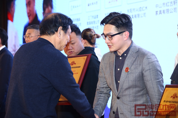 雅仕軒榮獲“2018紅木家具十大受歡迎品牌”,總經(jīng)理陳集興上臺接受全聯(lián)藝術(shù)紅木家具專業(yè)委員會會長宋建文授牌 雅仕軒榮獲“2018紅木家具十大受歡迎品牌”,總經(jīng)理陳集興上臺接受全聯(lián)藝術(shù)紅木家具專業(yè)委員會會長宋建文授牌