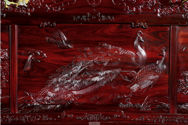 孔雀細(xì)節(jié)雕刻,形神具備 孔雀細(xì)節(jié)雕刻,形神具備