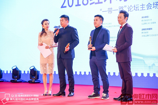 廣作紅木研究院院長尹付林(左二)接受廣東電視臺主持人央金(左一)采訪 廣作紅木研究院院長尹付林(左二)接受廣東電視臺主持人央金(左一)采訪