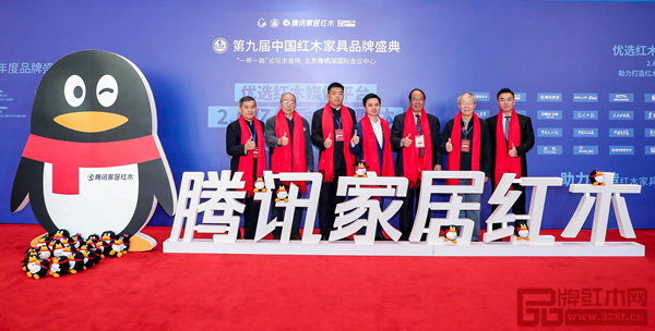 廣作紅木研究院院長、全聯(lián)藝術紅木家具專業(yè)委員會主席團成員尹付林(左三)與全聯(lián)藝術紅木家具專業(yè)委員會專家顧問團曹新民(左二)、蘇垣(右二)、王周(左一)、中山市紅木古典家具學會名譽會長蔡澤強(右三)、全聯(lián)藝術紅木家具專業(yè)委員會執(zhí)行會長、弘木傳媒CEO林偉華(右四)共同合影留念 廣作紅木研究院院長、全聯(lián)藝術紅木家具專業(yè)委員會主席團成員尹付林(左三)與全聯(lián)藝術紅木家具專業(yè)委員會專家顧問團曹新民(左二)、蘇垣(右二)、王周(左一)、中山市紅木古典家具學會名譽會長蔡澤強(右三)、全聯(lián)藝術紅木家具專業(yè)委員會執(zhí)行會長、弘木傳媒CEO林偉華(右四)共同合影留念