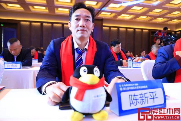 憑借杰出的品牌成就及貢獻(xiàn),國方家居董事長陳新平受邀出席第九屆中國紅木家具品牌盛典 憑借杰出的品牌成就及貢獻(xiàn),國方家居董事長陳新平受邀出席第九屆中國紅木家具品牌盛典