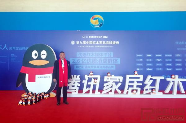 地天泰董事長許貴祿在品牌盛典現(xiàn)場留影 地天泰董事長許貴祿在品牌盛典現(xiàn)場留影