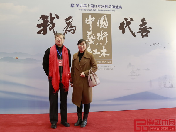 富雅紅木樓總經(jīng)理劉潤謙(左)與富雅紅木樓入駐高端品牌——巧奪天工北京營銷經(jīng)理葛芹莉(右)在盛典現(xiàn)場留影 富雅紅木樓總經(jīng)理劉潤謙(左)與富雅紅木樓入駐高端品牌——巧奪天工北京營銷經(jīng)理葛芹莉(右)在盛典現(xiàn)場留影