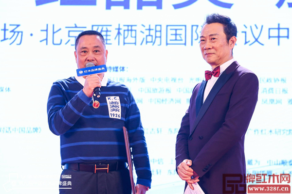 中唐紅木城董事長方達良(左)接受央視主持人趙保樂(右)采訪 中唐紅木城董事長方達良(左)接受央視主持人趙保樂(右)采訪