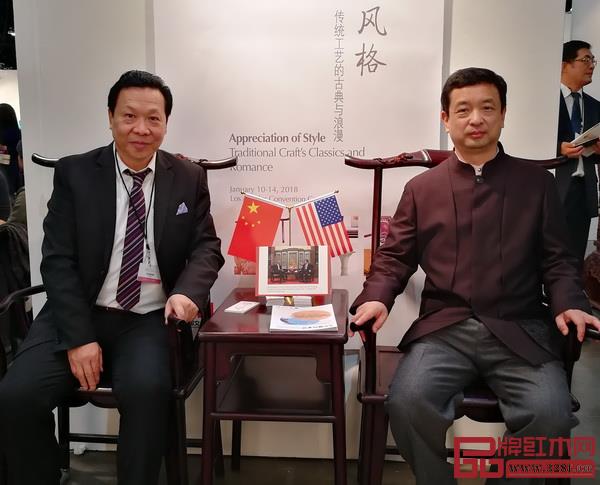 美國洛杉磯國際藝術(shù)博覽會中國國家展暨首屆當(dāng)代經(jīng)典紅木家具中美交流展上,中國駐洛杉磯總領(lǐng)館文化參贊古今(右)與紅寶軒董事長曹兆庭于《輝煌騰達(dá)休閑椅》上合影 美國洛杉磯國際藝術(shù)博覽會中國國家展暨首屆當(dāng)代經(jīng)典紅木家具中美交流展上,中國駐洛杉磯總領(lǐng)館文化參贊古今(右)與紅寶軒董事長曹兆庭于《輝煌騰達(dá)休閑椅》上合影