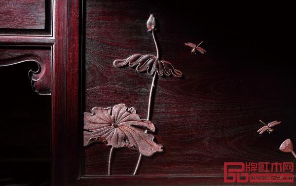 “大明雅韻”系列以細(xì)膩雕刻展現(xiàn)齊白石書畫的經(jīng)典元素,打造出獨(dú)一無二的“書畫紅木” “大明雅韻”系列以細(xì)膩雕刻展現(xiàn)齊白石書畫的經(jīng)典元素,打造出獨(dú)一無二的“書畫紅木”