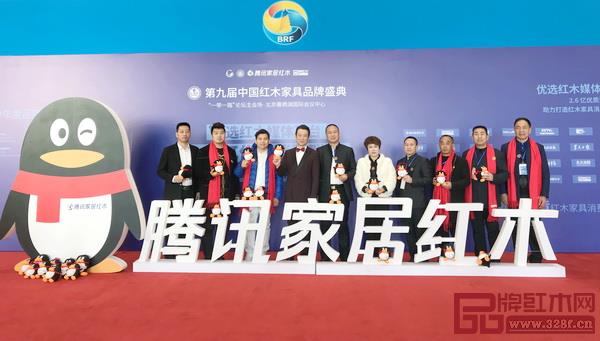 西安雅居閣總裁石立峰(左五)與著名中央電視臺(tái)主持人趙保樂(lè)(左四)及品牌紅木家具經(jīng)銷(xiāo)商聯(lián)盟主席團(tuán)成員合影 西安雅居閣總裁石立峰(左五)與著名中央電視臺(tái)主持人趙保樂(lè)(左四)及品牌紅木家具經(jīng)銷(xiāo)商聯(lián)盟主席團(tuán)成員合影