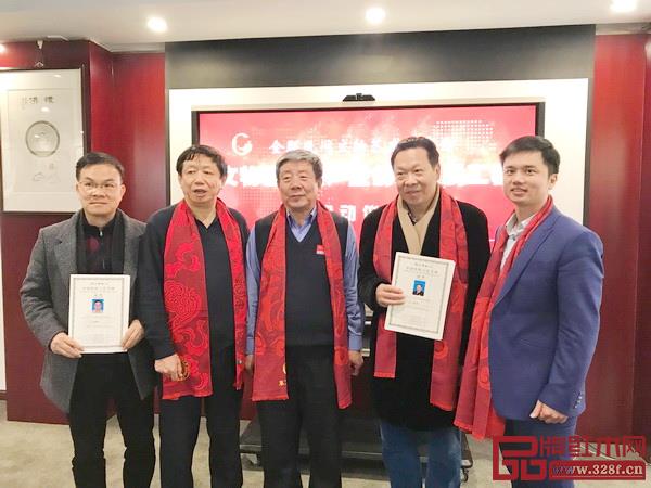 國(guó)家文物局原常務(wù)副局長(zhǎng)張柏(左三)為中國(guó)傳統(tǒng)工藝大師曹兆庭(右二)、中國(guó)傳統(tǒng)工藝大師鐘超雄(左一)頒發(fā)證書,全國(guó)工商聯(lián)第十一屆執(zhí)委宋建文(左二)、全聯(lián)民間文物藝術(shù)品商會(huì)藝術(shù)紅木家具專業(yè)委員會(huì)執(zhí)行會(huì)長(zhǎng)林偉華(右一)一同見證 國(guó)家文物局原常務(wù)副局長(zhǎng)張柏(左三)為中國(guó)傳統(tǒng)工藝大師曹兆庭(右二)、中國(guó)傳統(tǒng)工藝大師鐘超雄(左一)頒發(fā)證書,全國(guó)工商聯(lián)第十一屆執(zhí)委宋建文(左二)、全聯(lián)民間文物藝術(shù)品商會(huì)藝術(shù)紅木家具專業(yè)委員會(huì)執(zhí)行會(huì)長(zhǎng)林偉華(右一)一同見證