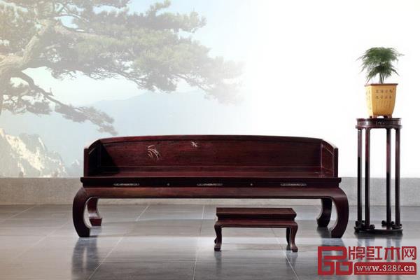 由曹兆庭設(shè)計的《大明雅韻·三圍獨板外翻馬蹄羅漢床》 由曹兆庭設(shè)計的《大明雅韻·三圍獨板外翻馬蹄羅漢床》