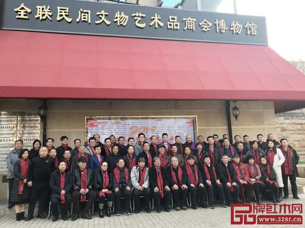 “天工開物”杯2018年度中國傳統(tǒng)工藝大師邀請展嘉賓合影 “天工開物”杯2018年度中國傳統(tǒng)工藝大師邀請展嘉賓合影