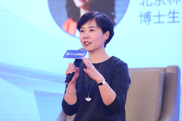 北京林業(yè)大學(xué)家具設(shè)計與工程系主任、博士生導(dǎo)師張帆在第九屆中國紅木家具品牌論壇高峰對話環(huán)節(jié)上分享精彩觀點 北京林業(yè)大學(xué)家具設(shè)計與工程系主任、博士生導(dǎo)師張帆在第九屆中國紅木家具品牌論壇高峰對話環(huán)節(jié)上分享精彩觀點